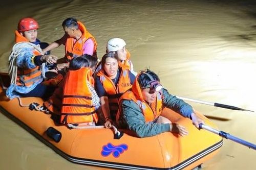 Trưởng Công an xã băng mình qua lũ dữ cứu nhiều trẻ em trong đêm