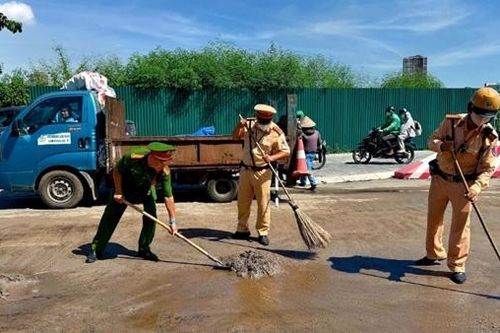 Xử phạt tài xế xe tải để dầu diesel tràn xuống đường