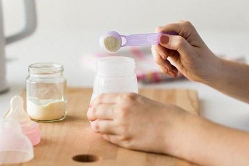 Hà Nội: Tăng cường kiểm soát sản xuất, kinh doanh và quảng cáo sản phẩm dinh dưỡng, bình sữa cho trẻ nhỏ