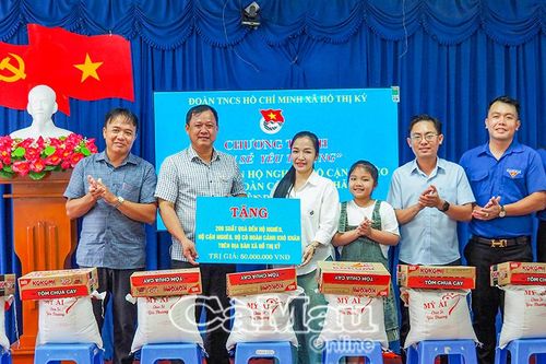 Trao quà hỗ trợ người có hoàn cảnh khó khăn tại xã Hồ Thị Kỷ