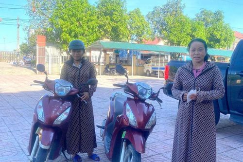 Ngỡ ngàng hai người phụ nữ cùng thôn, mặc áo khoác chống nắng khá giống nhau, cùng tuổi, đi xe giống nhau tạo nên cú nhầm xe hy hữu