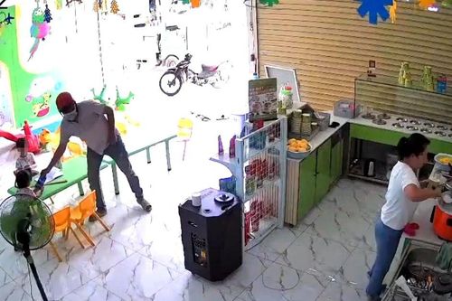 Vào tiệm cháo dinh dưỡng 'vờ' hỏi mua cháo, rồi giật lấy điện thoại trên tay bé gái 3 tuổi và cái kết đắng ngắt