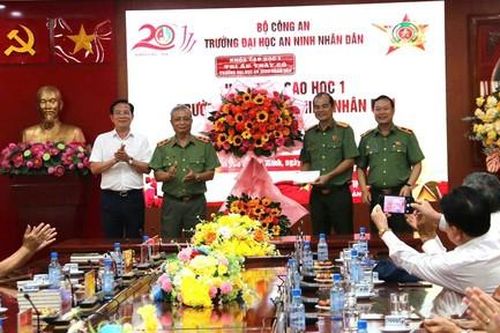 Xúc động, ấm áp 'ngày trở về' khóa cao học đầu tiên của Trường Đại học An ninh Nhân dân