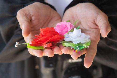 Vì sao có nghi thức bông hồng cài áo trong lễ Vu lan?