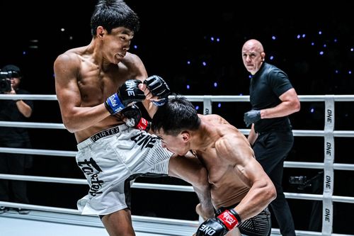 Cận cảnh võ sĩ MMA Nga tung 33 cú đấm hạ gục đối thủ