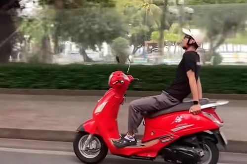 Xác minh danh tính người đàn ông thả 2 tay, phóng xe tốc độ cao trên phố biển