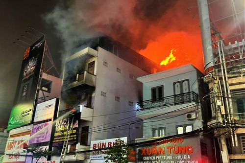Cháy dữ dội ở căn nhà 4 tầng trung tâm Nha Trang
