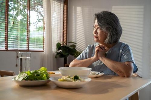 Người cao tuổi ăn sáng muộn ảnh hưởng tới sức khỏe và tuổi thọ