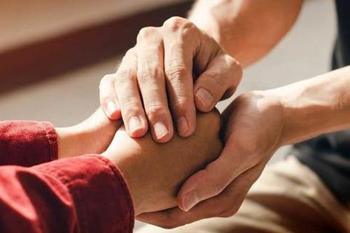 Gia đình và người thân cần làm gì để hỗ trợ tinh thần cho người nhiễm HIV?