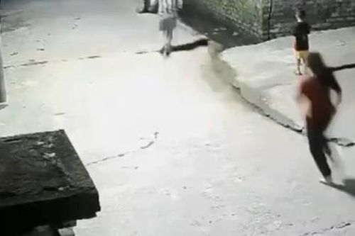Video bé trai 4 tuổi nhanh trí cứu em thoát nạn khi rơi xuống mương nước sâu