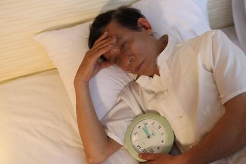 Vì sao thức khuya khiến người già dễ đổ bệnh?