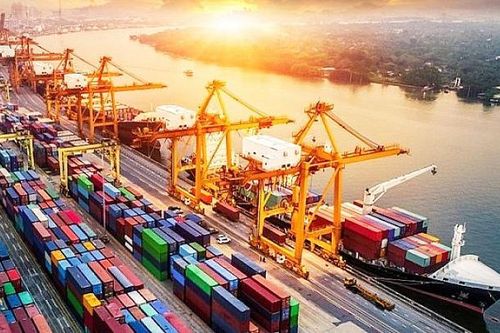 Cán cân thương mại thặng dư gần 14 tỷ USD trong 8 tháng đầu năm