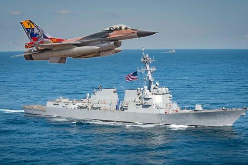 Bất chấp cảnh báo 'nóng', tiêm kích F-16 Venezuela vẫn 'vờn trên đầu' khu trục hạm Mỹ