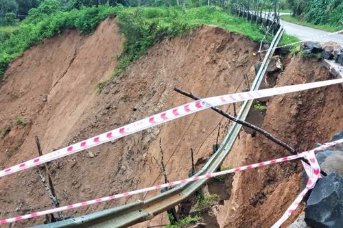 Quảng Ngãi: Mưa lớn, tỉnh lộ 673 bị sạt lở
