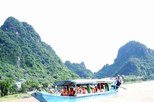 Mưu sinh bằng nghề chở khách trên sông Son