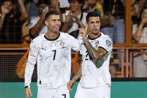 Cú đúp giúp Ronaldo vượt mặt Messi