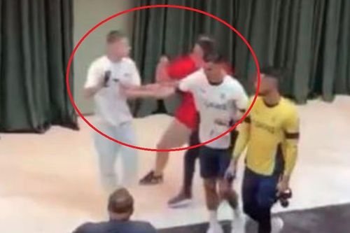 Ronaldo xô đẩy fan xin chụp ảnh