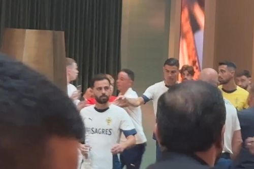Khoảnh khắc Ronaldo đẩy fan văng xa cả mét