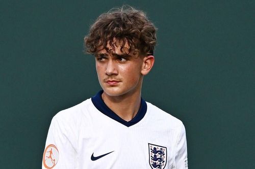 Thần đồng 15 tuổi Arsenal lập kỷ lục