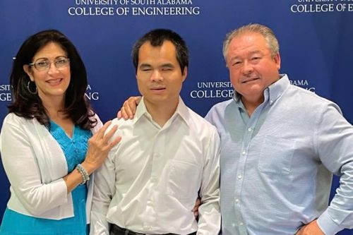 Người đàn ông mù có hai bằng đại học, làm kỹ sư hàng không