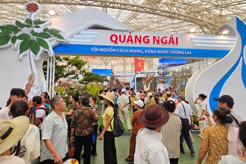 Gian trưng bày của Quảng Ngãi tại Triển lãm Thành tựu đất nước thu hút khách