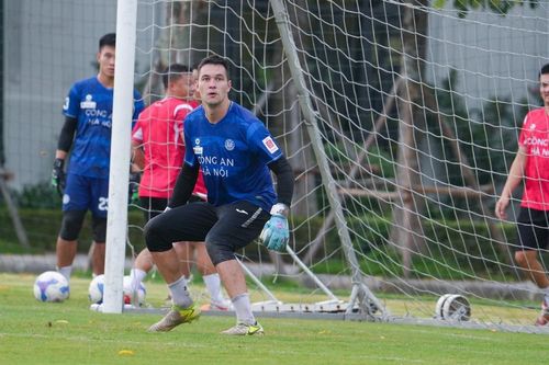 Đội tuyển Việt Nam nhọc nhằn đánh bại CLB Công an Hà Nội