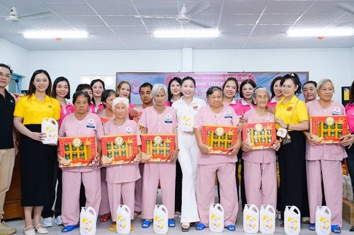 Hoa hậu Doanh nhân Hương sắc Việt Nam 2025 trao tặng 100 suất quà thiện nguyện tại Khánh Hòa