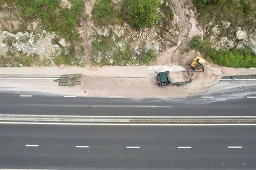 Cát lại tiếp tục tràn xuống cao tốc Vĩnh Hảo-Phan Thiết, gây mất an toàn giao thông