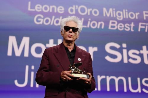Đạo diễn phim độc lập Mỹ gây bất ngờ, thắng lớn tại LHP Venice 2025