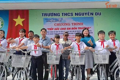Học sinh nghèo ở Lâm Đồng ấm lòng với xe đạp mới trong ngày khai trường