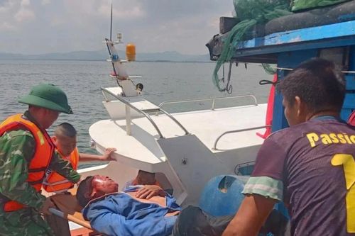 Kịp thời ứng cứu đưa ngư dân gặp tai nạn trên biển vào bờ an toàn