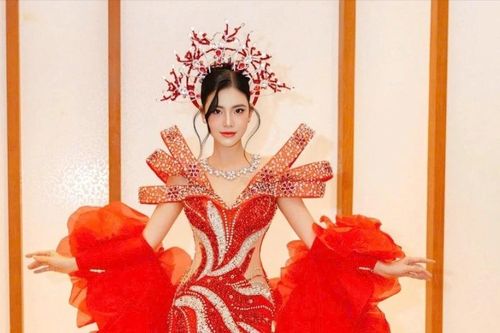 Á hậu Kim Khỏe diện đầm dạ hội tuyệt đẹp trên sàn diễn