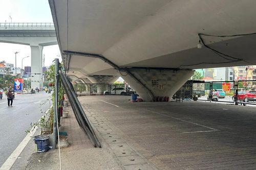 Loạt bãi xe dưới gầm cầu ở Hà Nội trống trơn sau lệnh dừng hoạt động