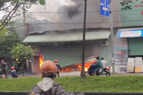 Lửa đỏ rực bao trùm kho hàng ở TPHCM, thiêu rụi ô tô, nhiều tài sản