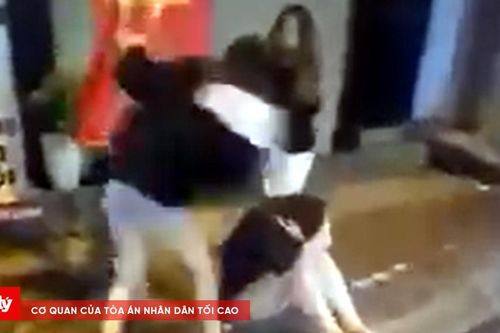 Tạm giữ 2 nữ đối tượng hành hung cô gái trẻ trên phố Hà Nội