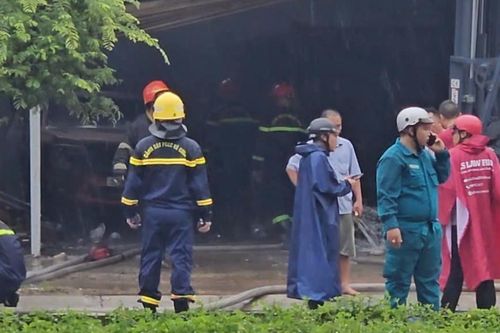 Cháy kho hàng ở TPHCM, khói đen bốc cao hàng chục mét