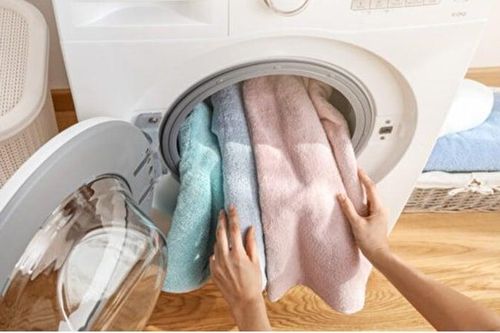 Tại sao không nên giặt quần áo cùng khăn tắm?
