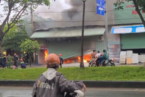 TP Hồ Chí Minh: Cháy lớn kho chứa hàng trong cơn mưa, nhiều tài sản bị thiêu rụi