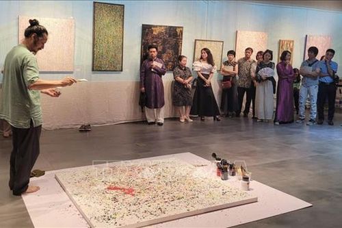 Triển lãm 'Chạm': Không gian nghệ thuật gợi mở và kết nối