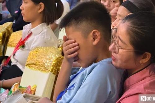 Con trai khóc nức nở nói 'xin lỗi' trong lễ Vu Lan báo hiếu