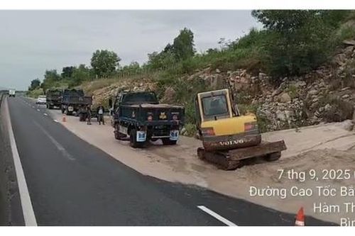 Lại xảy ra sạt lở, cát tràn xuống cao tốc Vĩnh Hảo – Phan Thiết, giao thông ùn ứ nhiều giờ