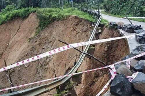Tỉnh lộ 673 ở Quảng Ngãi bị sạt lở nghiêm trọng, lo đứt gãy mặt đường nếu mưa kéo dài
