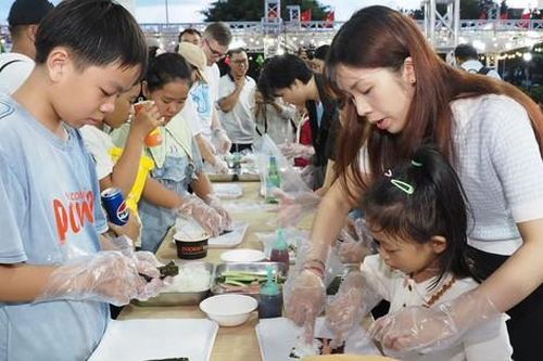 Phố cổ Hội An sôi động với lễ hội Ẩm thực, văn hóa Hàn Quốc