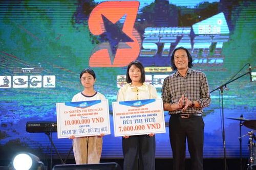 Doanh nhân nhận 2 thủ khoa nghèo theo học ở Huế làm 'con nuôi', hỗ trợ suốt 4 năm đại học