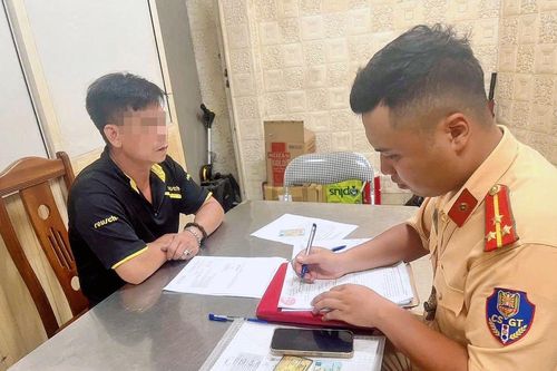 Danh tính tài xế chở theo téc chứa dầu làm dầu diesel đổ xuống đường Hà Nội