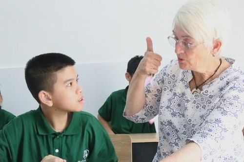 Nữ điều dưỡng người Ireland 'gieo mầm' ước mơ cho trẻ khiếm thính ở Đà Nẵng