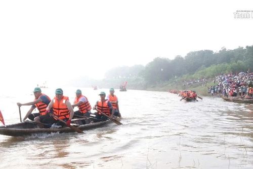 Tưng bừng lễ hội đua thuyền truyền thống trên sông Mã