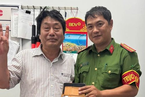 Công an phường Quy Nhơn Đông hỗ trợ du khách Hàn Quốc tìm lại tài sản đánh rơi