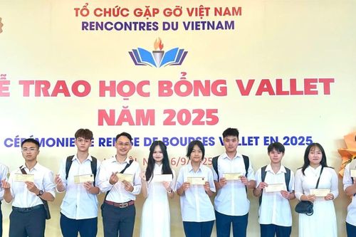 Gần 50 học sinh Lào Cai được nhận học bổng Vallet 2025