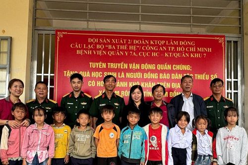 Đoàn Kinh tế – Quốc phòng Lâm Đồng tặng quà học sinh nghèo đồng bào dân tộc thiểu số